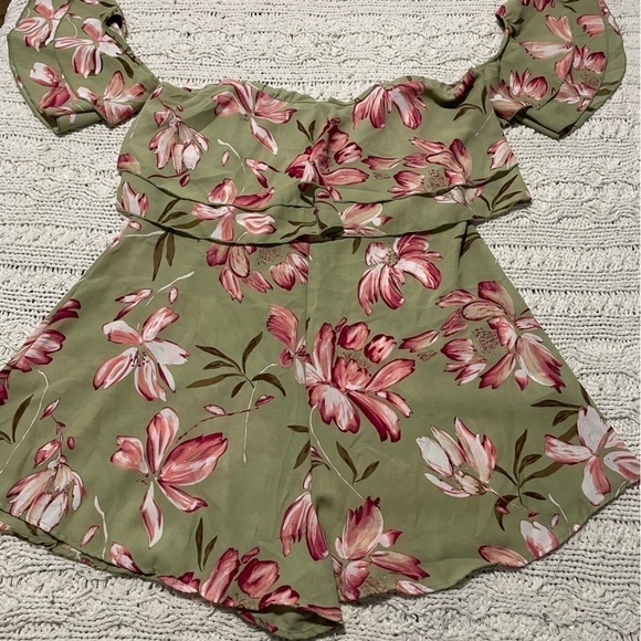 • Floral Romper

• Ruffle Detail
• Hidden Back Zipper
• 100% Polvester - Picture 7 of 14